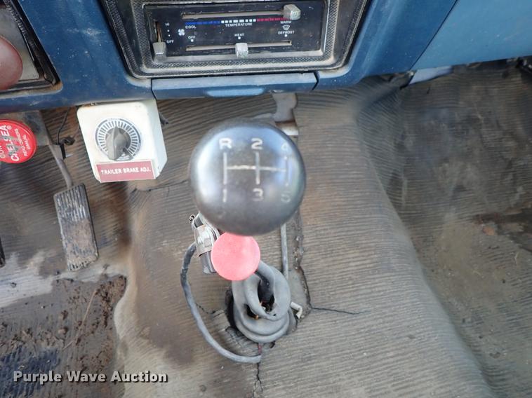 image for item DF8681 1982 Ford F700 utility truck