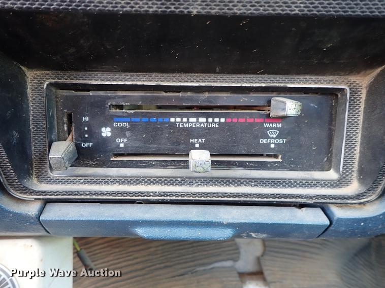 image for item DF8681 1982 Ford F700 utility truck