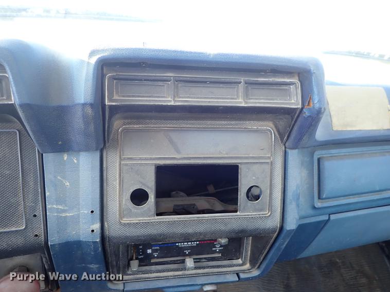 image for item DF8681 1982 Ford F700 utility truck