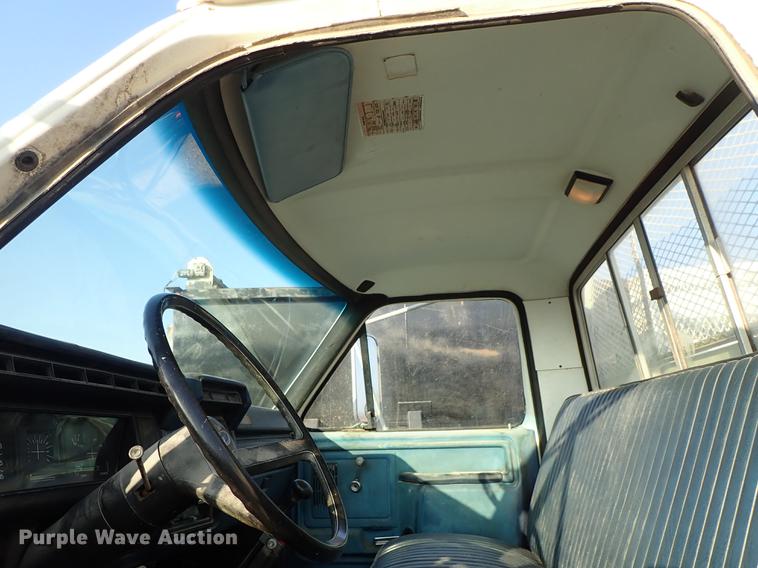image for item DF8681 1982 Ford F700 utility truck