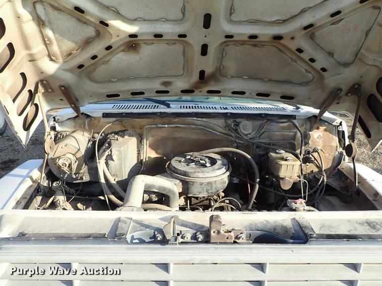 image for item DF8681 1982 Ford F700 utility truck