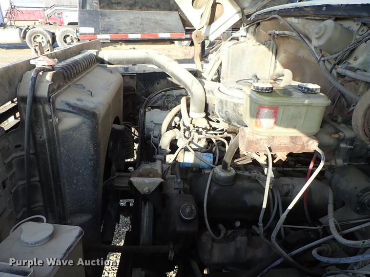 image for item DF8681 1982 Ford F700 utility truck