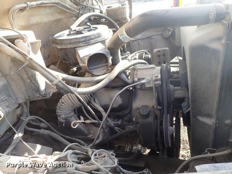 image for item DF8681 1982 Ford F700 utility truck