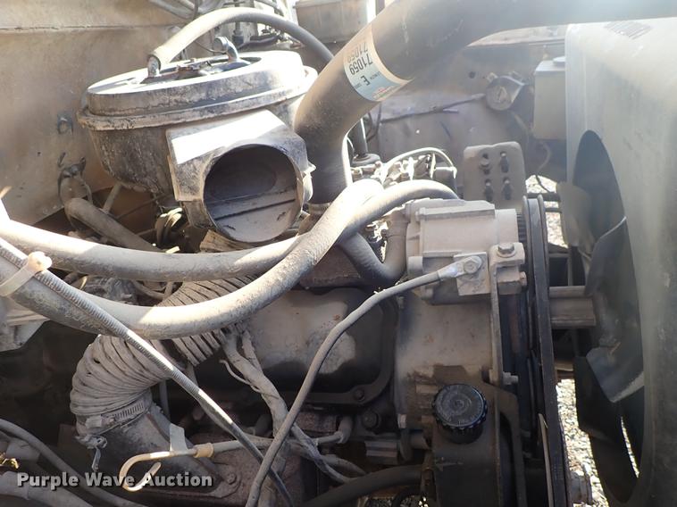 image for item DF8681 1982 Ford F700 utility truck