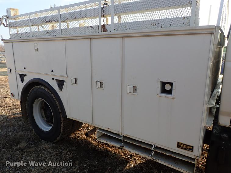 image for item DF8681 1982 Ford F700 utility truck