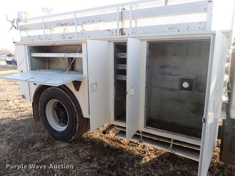 image for item DF8681 1982 Ford F700 utility truck