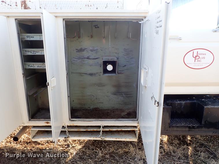 image for item DF8681 1982 Ford F700 utility truck