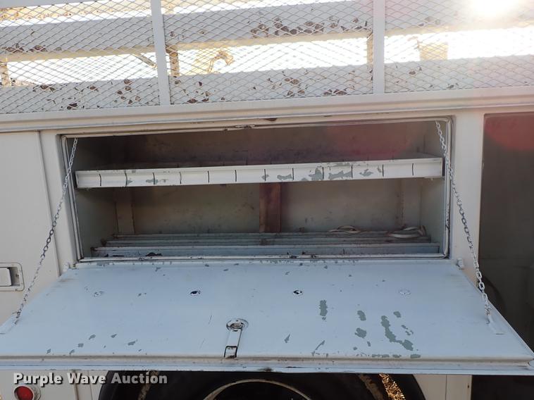 image for item DF8681 1982 Ford F700 utility truck