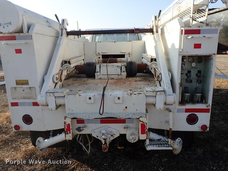 image for item DF8681 1982 Ford F700 utility truck