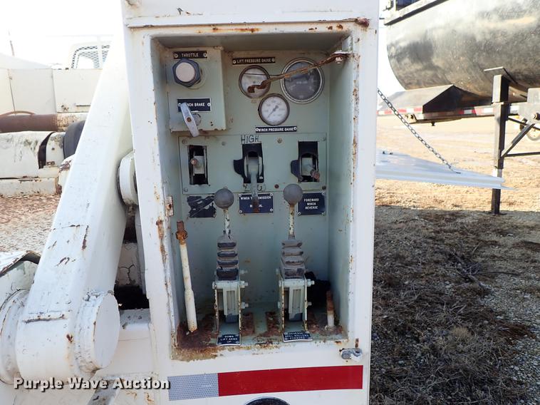 image for item DF8681 1982 Ford F700 utility truck