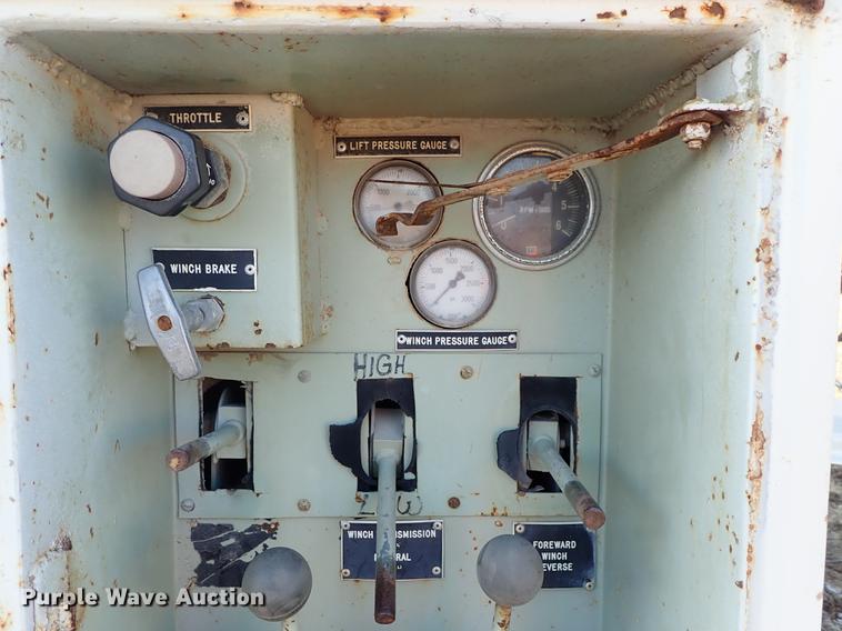 image for item DF8681 1982 Ford F700 utility truck