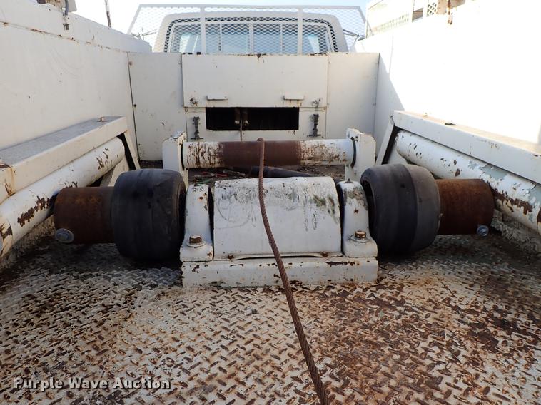 image for item DF8681 1982 Ford F700 utility truck