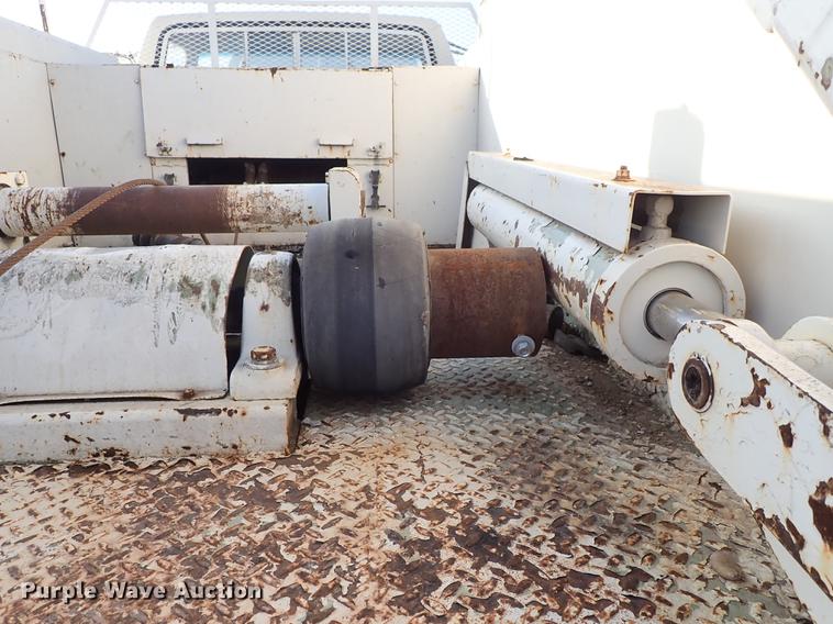 image for item DF8681 1982 Ford F700 utility truck