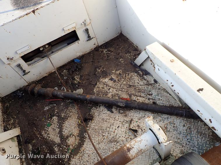 image for item DF8681 1982 Ford F700 utility truck