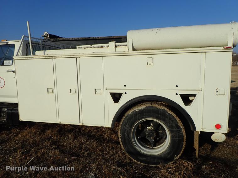 image for item DF8681 1982 Ford F700 utility truck