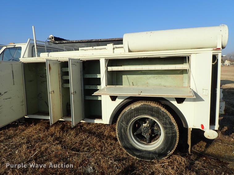 image for item DF8681 1982 Ford F700 utility truck