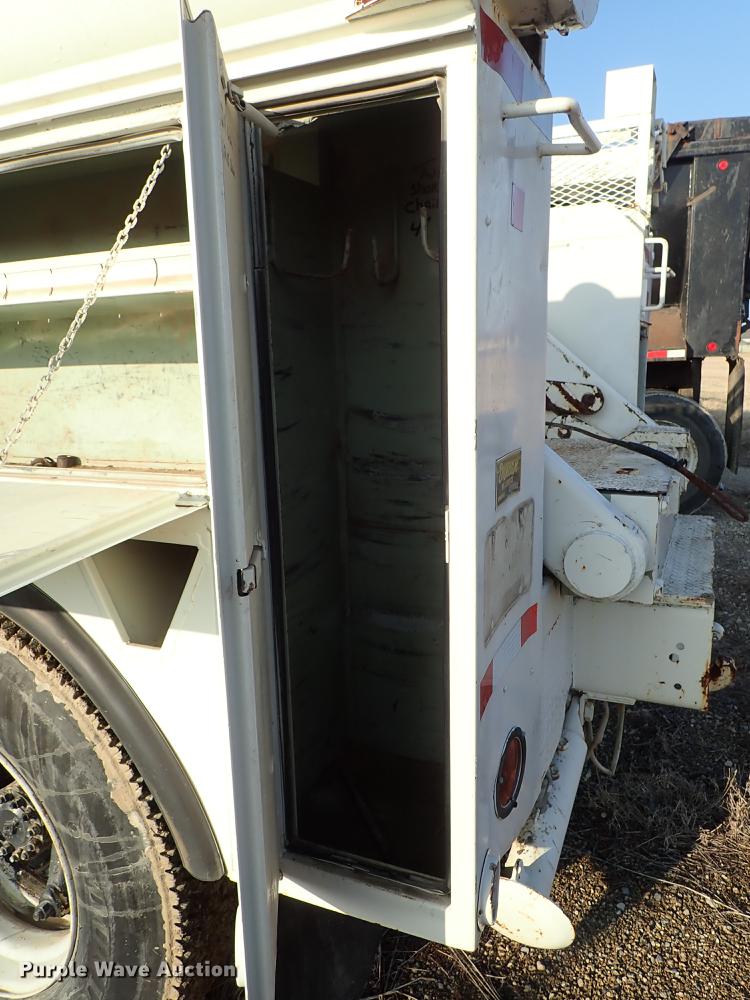 image for item DF8681 1982 Ford F700 utility truck