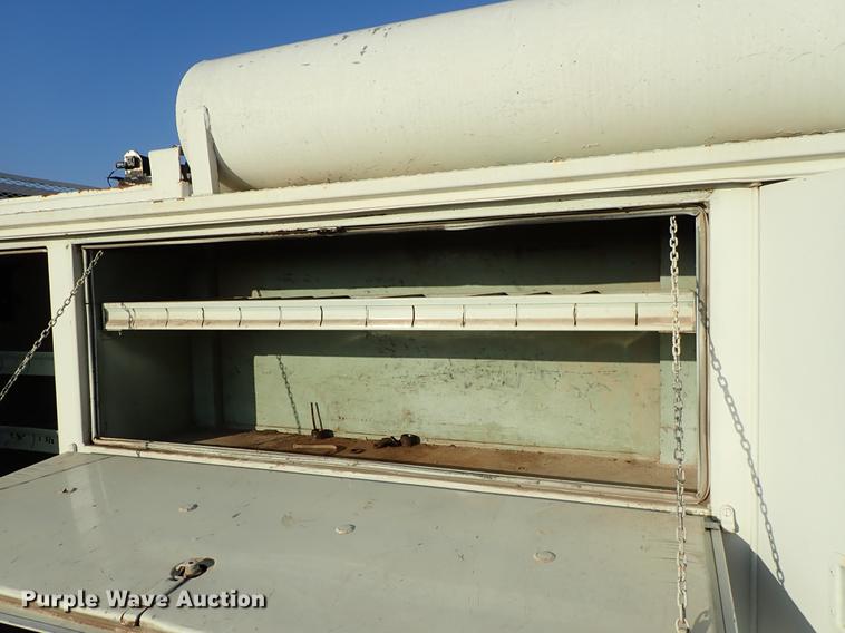 image for item DF8681 1982 Ford F700 utility truck