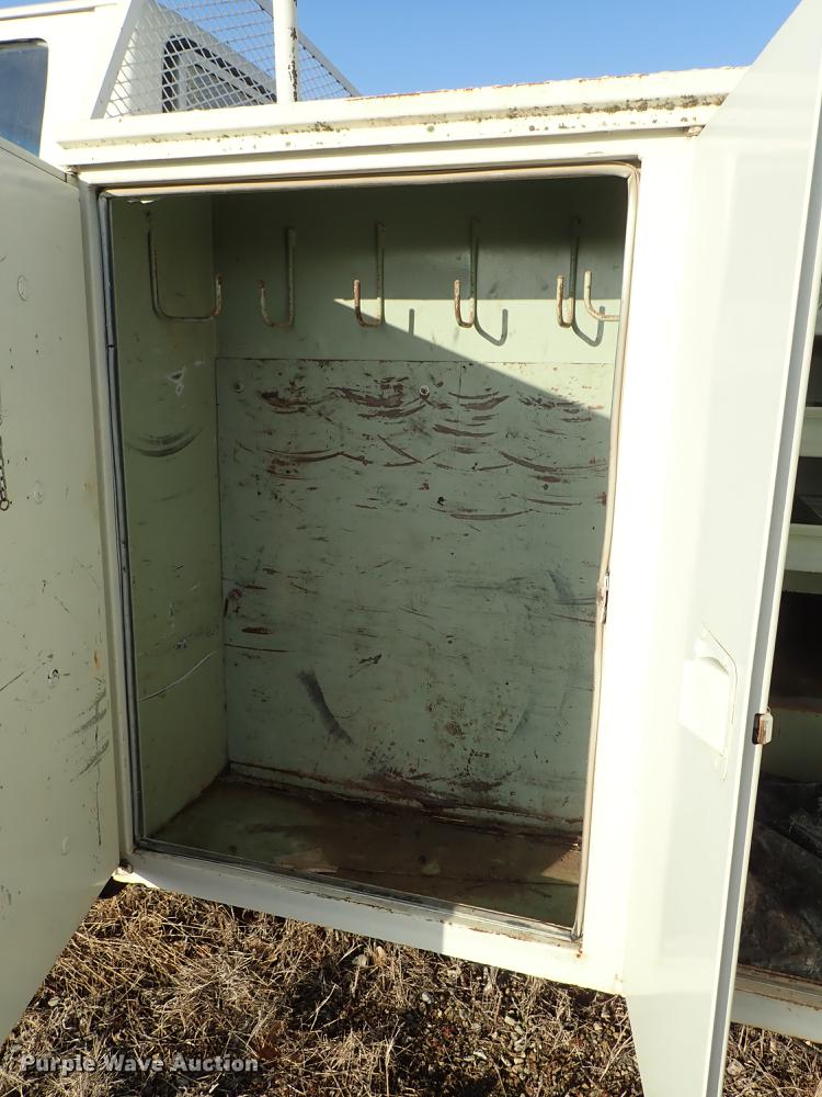 image for item DF8681 1982 Ford F700 utility truck