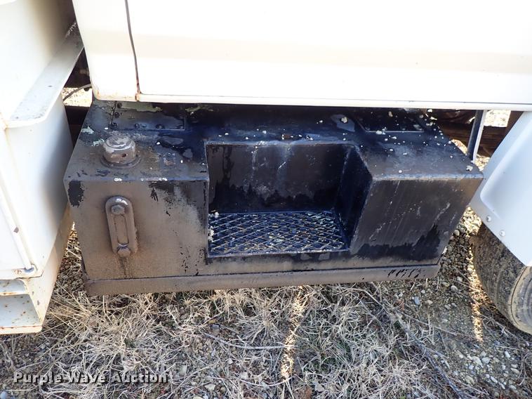 image for item DF8681 1982 Ford F700 utility truck