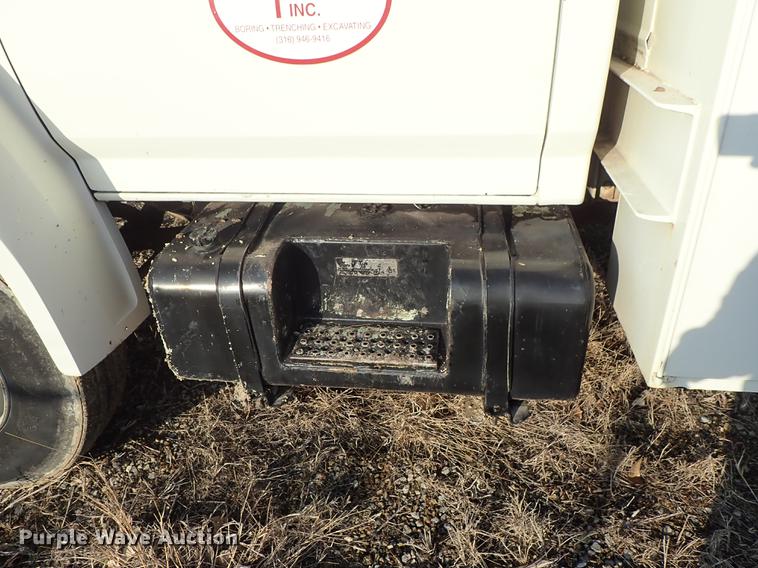 image for item DF8681 1982 Ford F700 utility truck