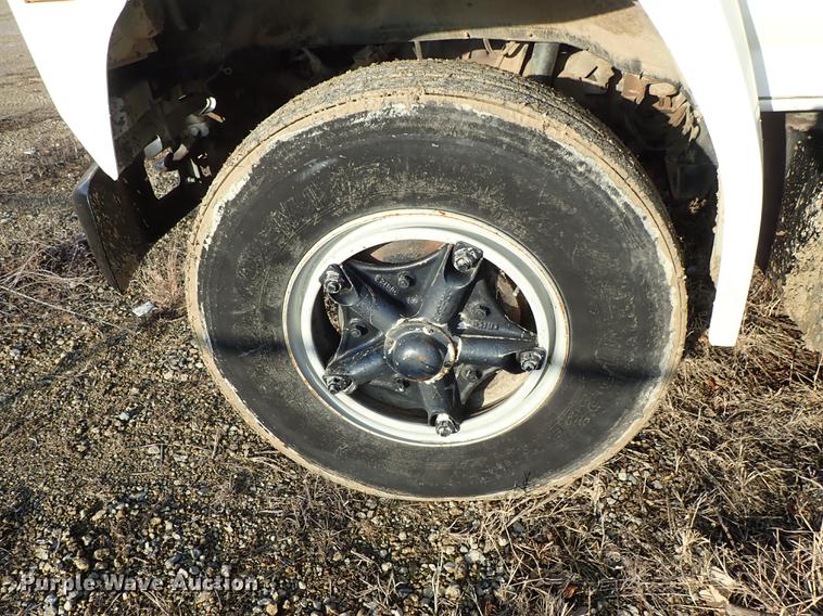 image for item DF8681 1982 Ford F700 utility truck