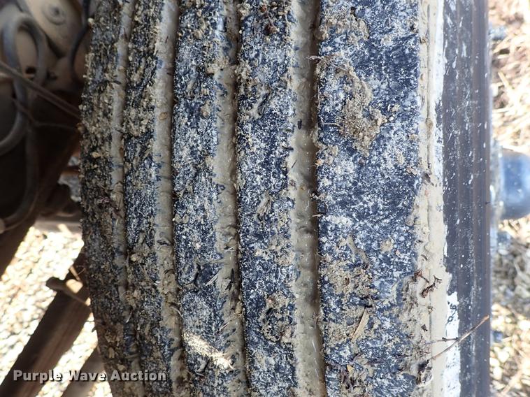 image for item DF8681 1982 Ford F700 utility truck