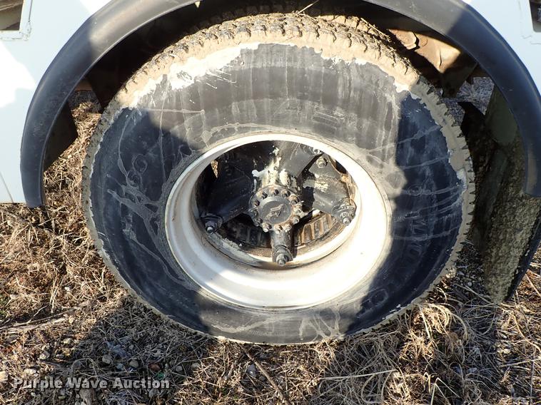 image for item DF8681 1982 Ford F700 utility truck