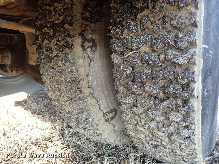 image for item DF8681 1982 Ford F700 utility truck