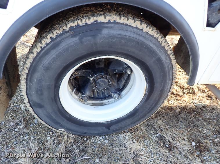 image for item DF8681 1982 Ford F700 utility truck