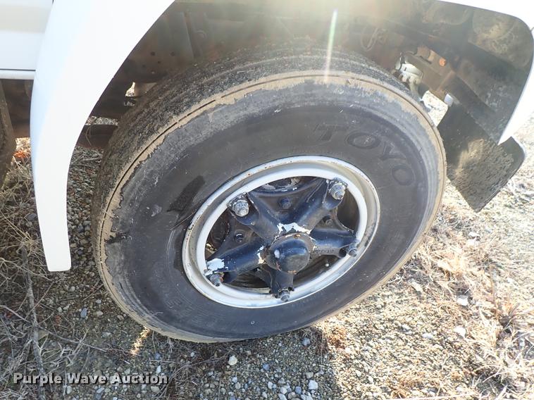 image for item DF8681 1982 Ford F700 utility truck