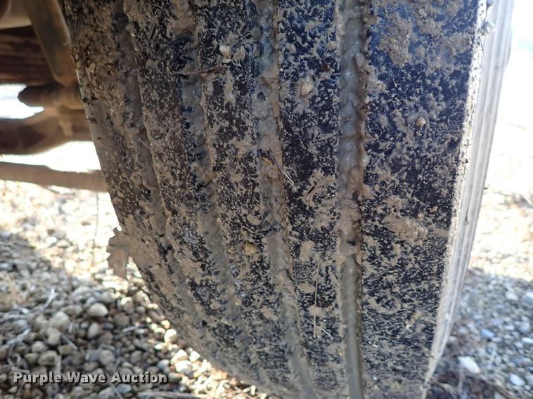 image for item DF8681 1982 Ford F700 utility truck