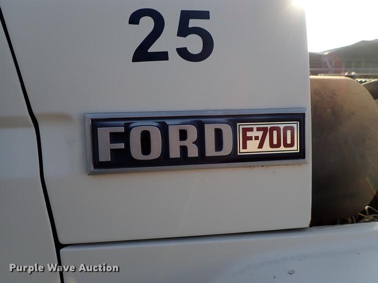 image for item DF8681 1982 Ford F700 utility truck