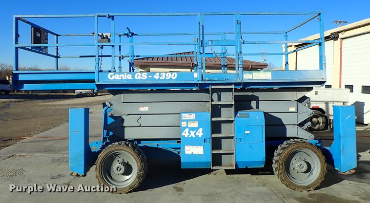 image for item DG2918 2003 Genie GS-4390 scissor lift