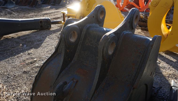 image for item DI9300 36"W five tooth excavator bucket