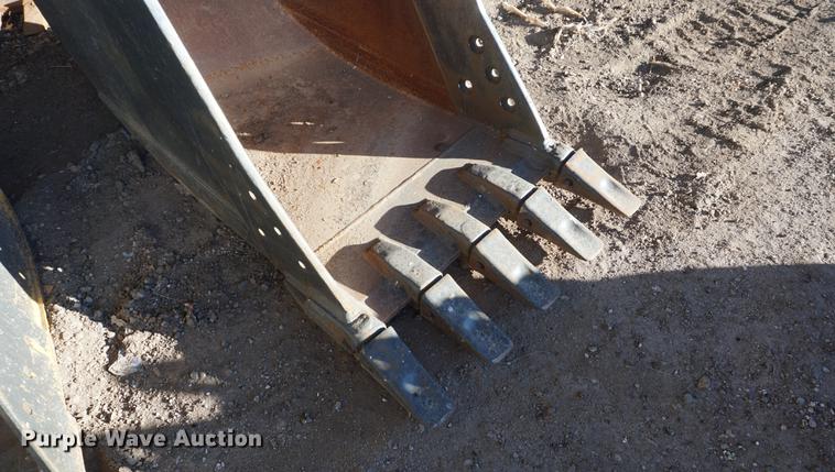 image for item DI9301 Caterpillar 32"W five tooth excavator bucket