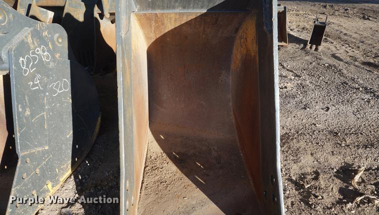 image for item DI9301 Caterpillar 32"W five tooth excavator bucket