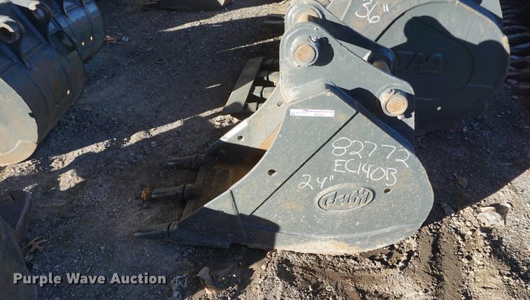 image for item DI9302 Geith 24"W three tooth excavator bucket