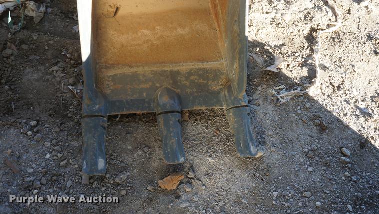 image for item DI9302 Geith 24"W three tooth excavator bucket