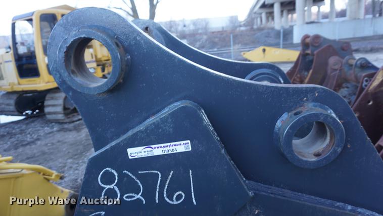 image for item DI9304 CF 30"W three tooth excavator bucket