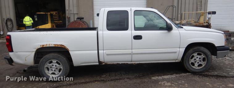 image for item DX9497 2004 Chevrolet Silverado 1500 Ext. Cab pickup truck
