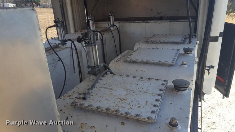 image for item EI9731 2012 International 4400 service truck