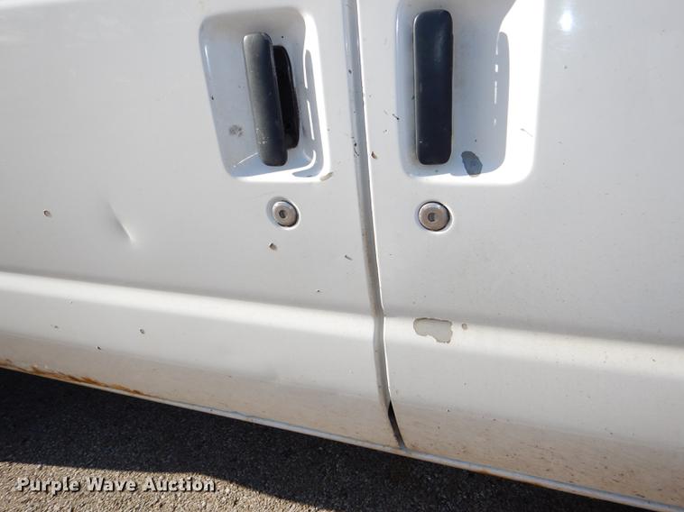 image for item DE0043 2004 Ford E350 Super Duty van