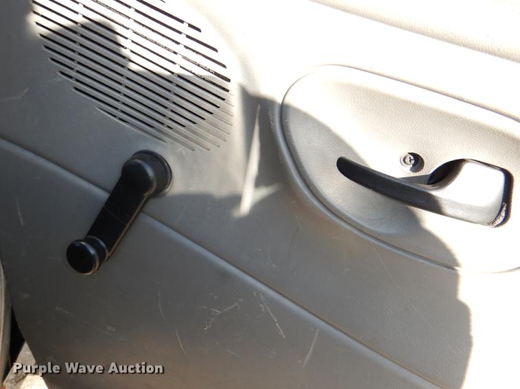 image for item DE0043 2004 Ford E350 Super Duty van