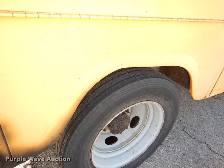 image for item DE0045 1999 Ford F450 Super Duty XL utility truck