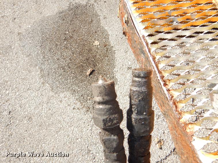 image for item DE0045 1999 Ford F450 Super Duty XL utility truck