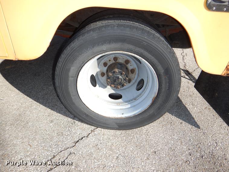 image for item DE0045 1999 Ford F450 Super Duty XL utility truck