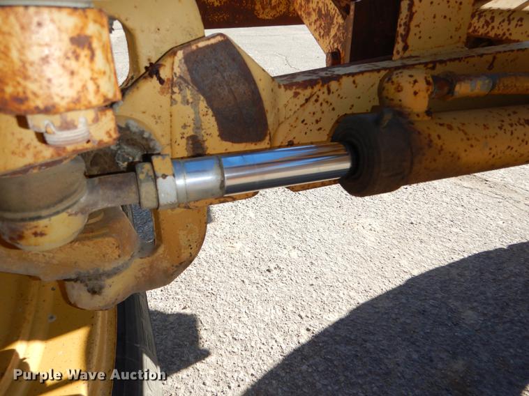 image for item DE0047 1983 Caterpillar 120G motor grader