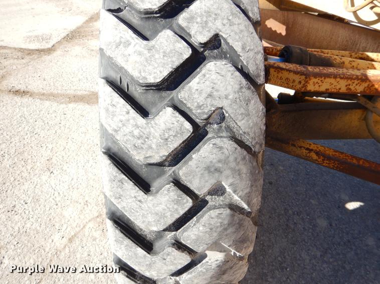 image for item DE0047 1983 Caterpillar 120G motor grader