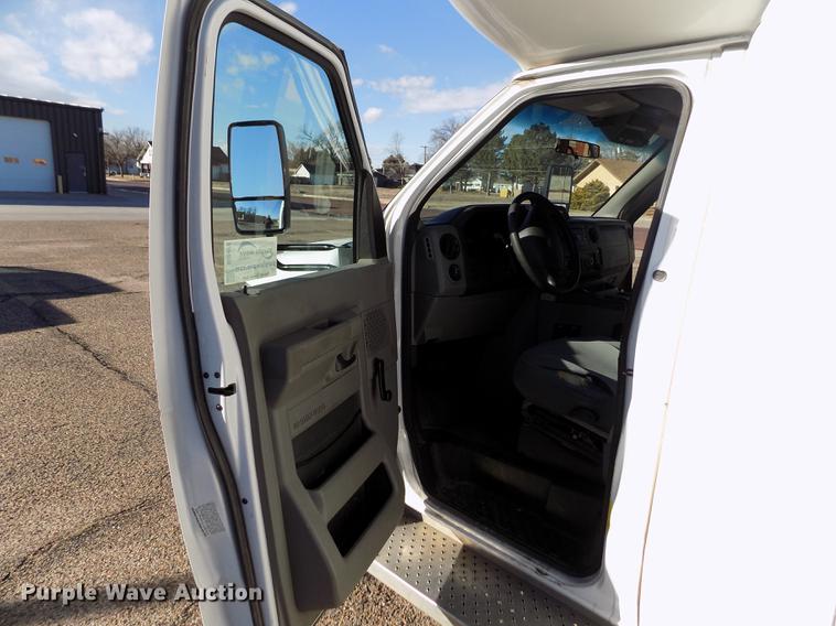 image for item DE0420 2009 Ford E350 Starcraft shuttle bus